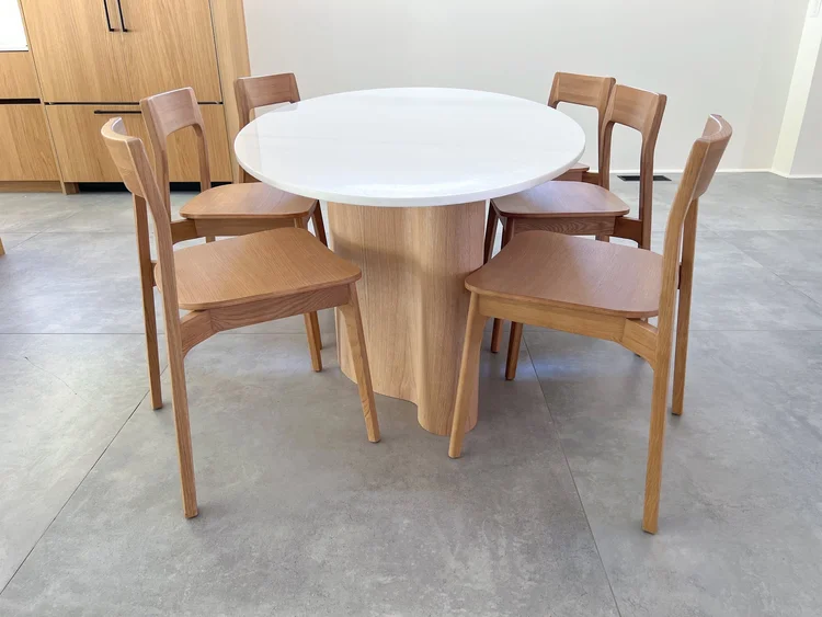 Novara round table and chairs